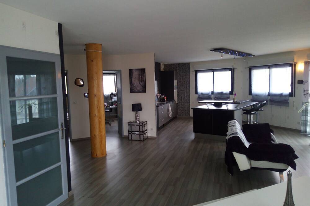 Appartement entier, Loftcosy 115M2 maison ronde en bois, Wifi et parking gratuit, n°siret: 439970997 in Friville-Escarbotin, Région d'Abbeville