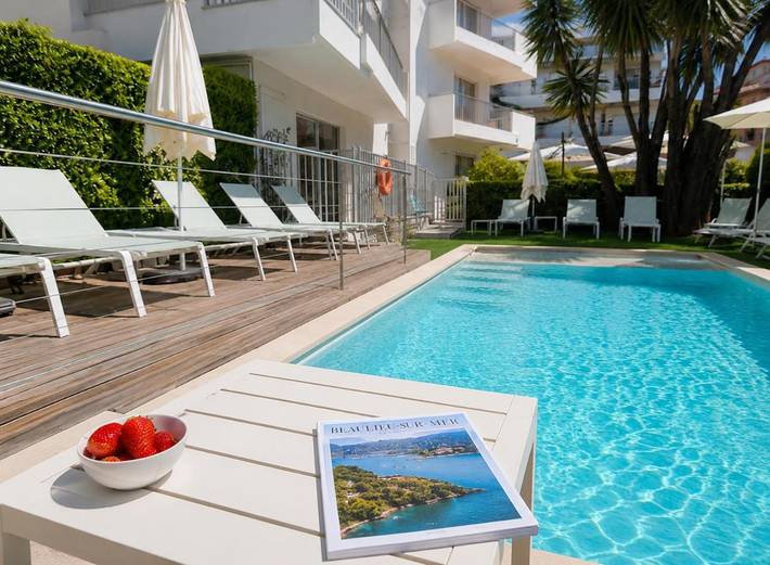 Apartahotel para 16 personas, con Balcón y Terraza además de Jardín y Piscina en Costa Azul