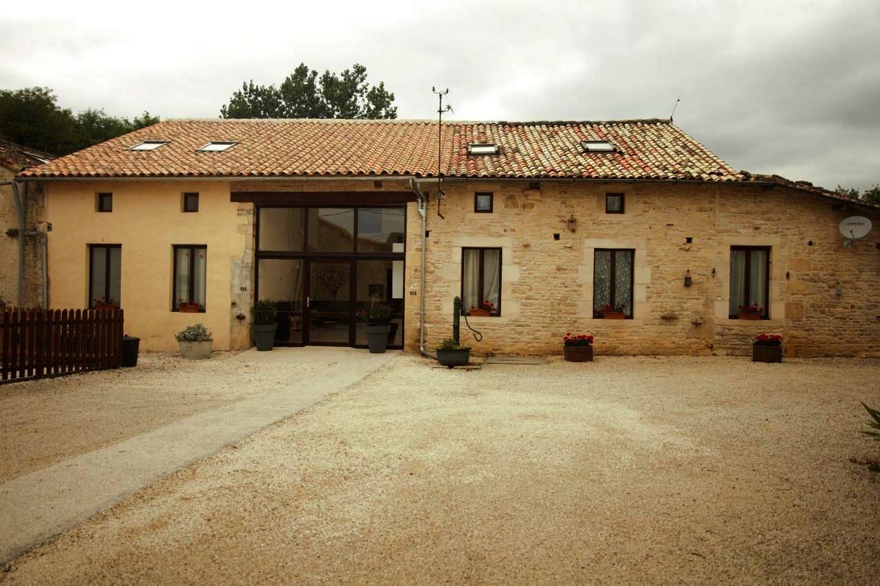 Three-Bedroom House in Lezay, Région de Niort