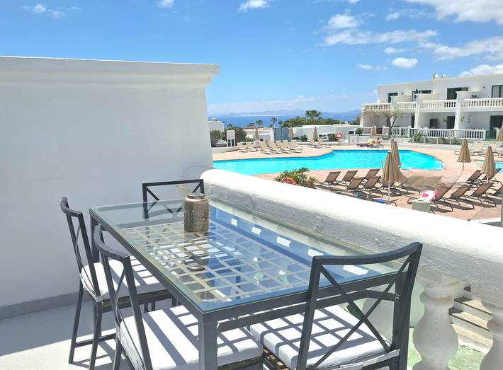 Holiday apartment for 2 people, with ocean view and pool as well as balcony, child-friendly in Puerto del Carmen Old Town