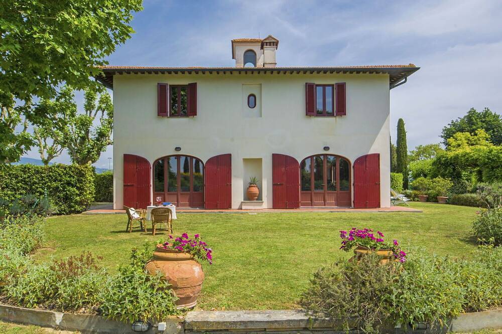 Atemberaubendes alleinstehendes Ferienhaus für 9 Leute mit  W-Lan, Tv und Innenhof in Casciana Terme Lari, Pisa Provinz