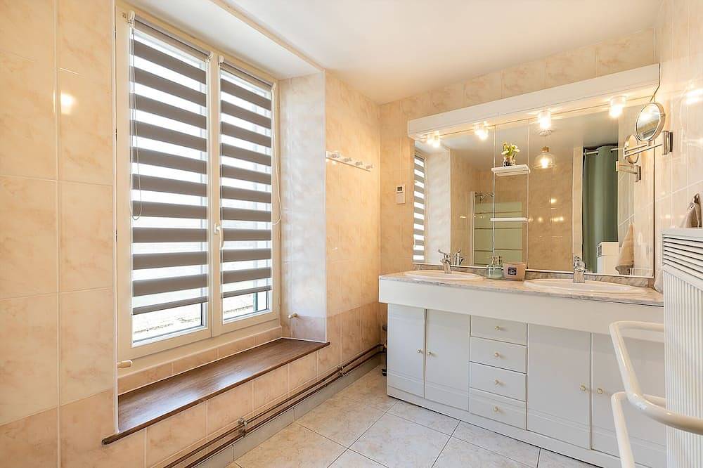 In the heart of the Fontainebleau forest, capital of horse riding and climbing in Ury, Parc naturel régional du Gâtinais français