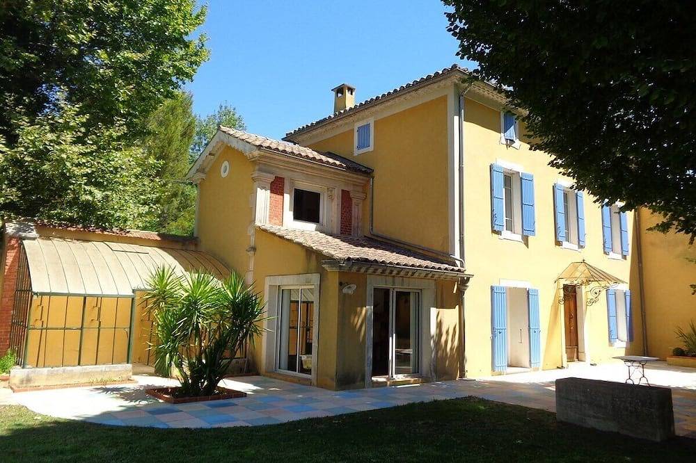 La petite bastide de Trevouse, 4 stars with swimming pool in Entraigues-sur-la-Sorgue, Vaucluse