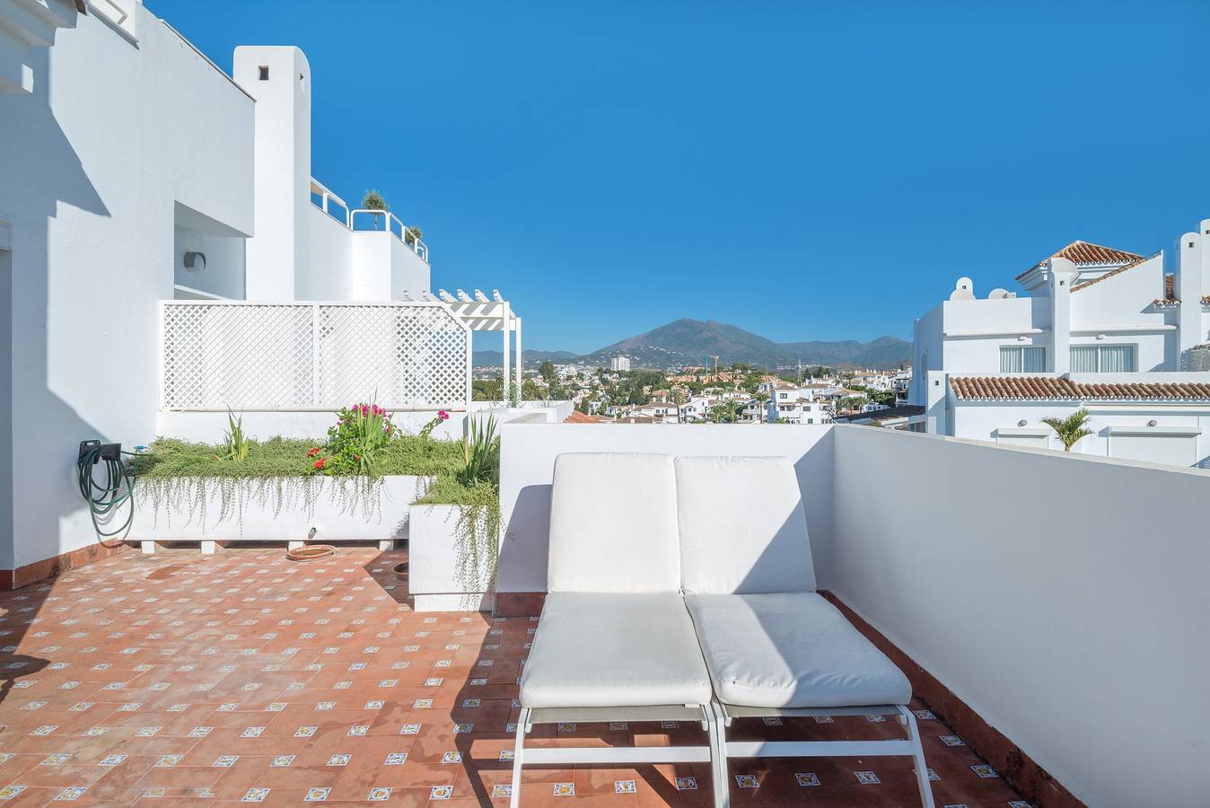 Entire apartment, Spacious and Fantastic Views Apartment with Sea View, Pool, Garden & Wi-Fi in Marbella West, Marbella