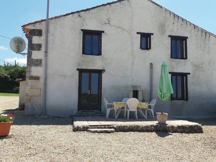Gîte pour 4 personnes, avec piscine, adapté aux familles dans Boisne La Tude