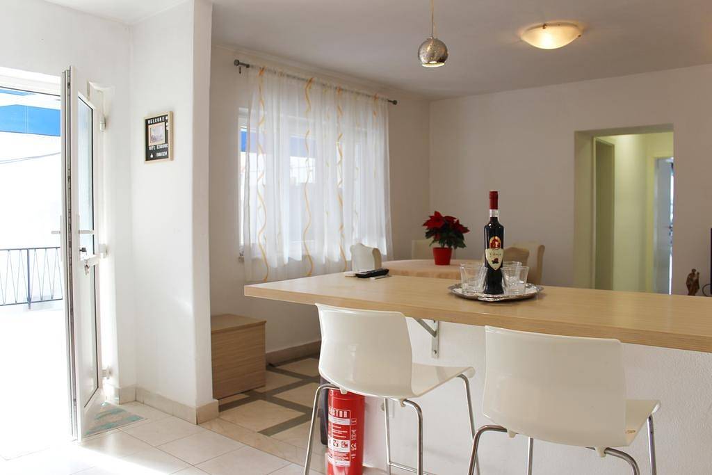 Ganze Wohnung, 2-Zimmer-Ferienwohnung mit Terrasse Pucisca (Brac) A-18416-a in Pucisca, Brac