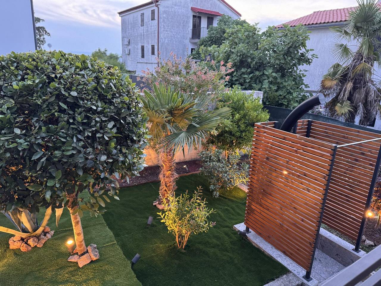 Entire holiday apartment, Holiday apartment for 5 people with terrace in Njivice, Krk