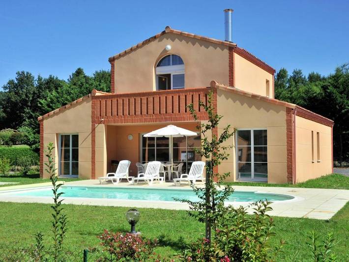 Location de vacances pour 8 personnes, avec piscine ainsi que terrasse et jardin dans Golf de Mazamet