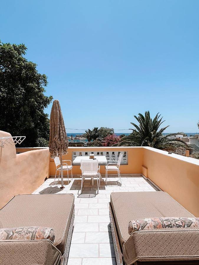 Joy Beach Ηotel in Plage d'Perivolos, Perissa