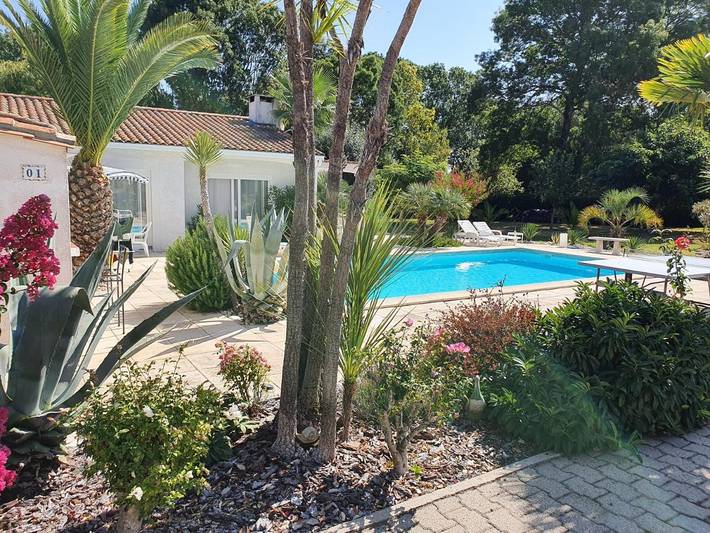 Gîte pour 4 personnes, avec piscine ainsi que vue et jardin à Talais