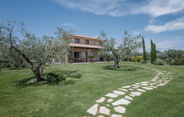 Acogedor apartamento con aparcamiento y terraza, a 900 m de Commenda in Commenda (Viterbo), Montefiascone
