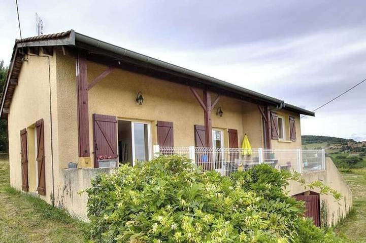Location de vacances pour 6 personnes, avec Jardin et Piscine à Frontenas