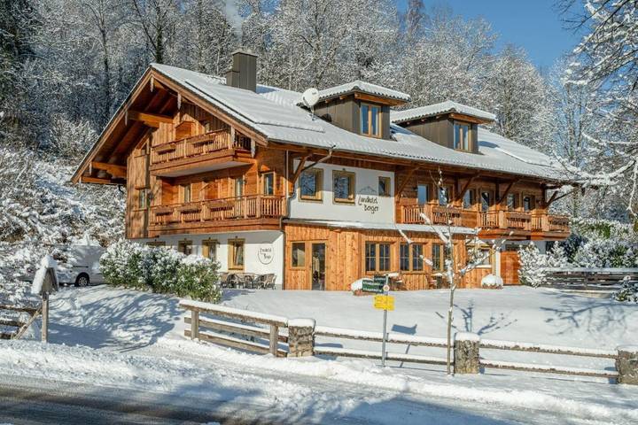 Hotel für 2 Personen, mit Balkon und Whirlpool sowie Terrasse und Garten in Ainring - 2