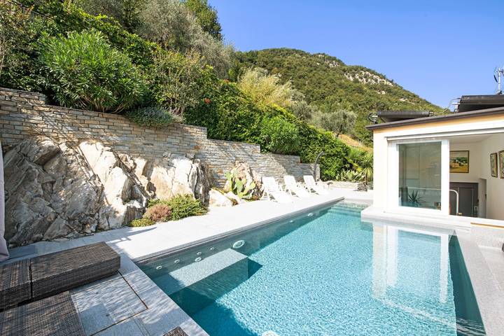 Attico Colonno con vista lago, piscina a sfioro e vasca idromassaggio in Colonno, Lago di Como