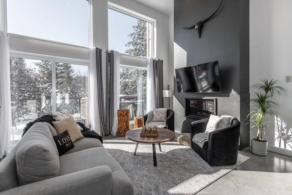 Luxurious Villa Tremblant 4 Bdrs w/ Hot Tub in La Conception, Québec