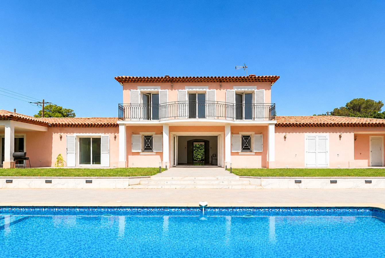 Villa Moderne au Calme à 10' du Centre-Ville in Antibes, Mediterranean Coast (France)