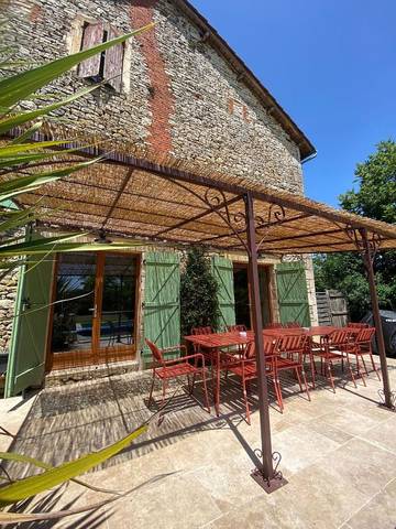 Location de vacances pour 10 personnes, avec vue ainsi que jardin et piscine à Gabillou