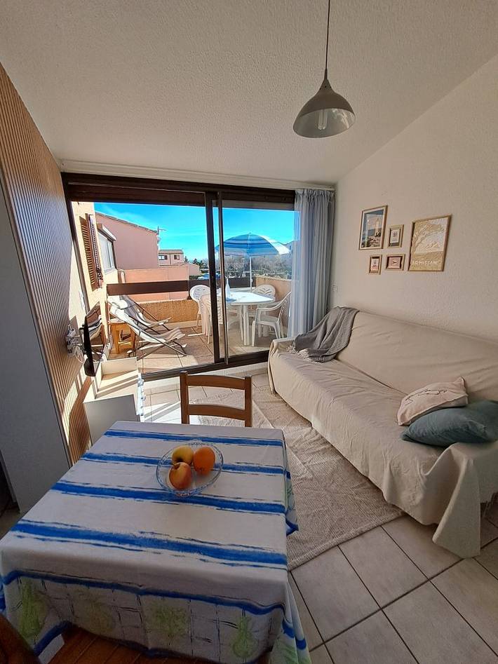 Appartement de vacances pour 4 personnes, avec piscine et jardin ainsi que terrasse et vue sur le lac