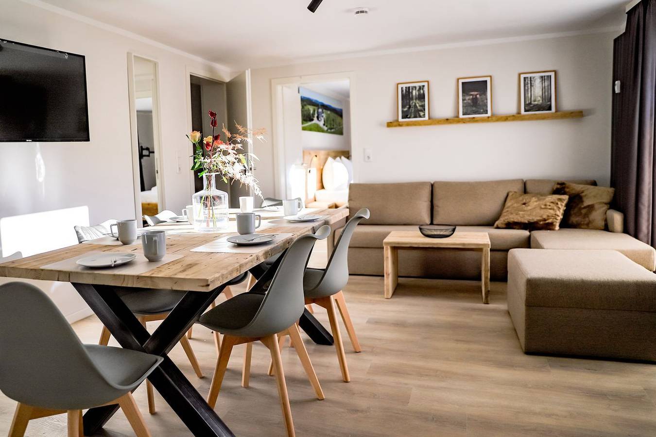 Appartement entier, Willkommen in der stilvollen Ferienwohnung Smart Resorts Haus Saphir in Winterberg! Diese großzügige Unterkunft bietet Platz für bis zu 7 Gäste und verfügt über 2 Schlafzimmer und 2 moderne Badezimmer. Die offene Küche mit Essbereich und der gemütliche Wohnraum sind ideal für entspannte Abende. Genießen Sie die frische Bergluft auf Ihrer Terrasse oder erkunden Sie die traumhafte Umgebung mit vielfältigen Freizeitmöglichkeiten wie Wandern, Skifahren oder Radfahren. Haustiere sind willkommen und Wlan ist selbstverständlich vorhanden. Ihr perfekter Urlaub wartet! in Neuastenberg, Winterberg
