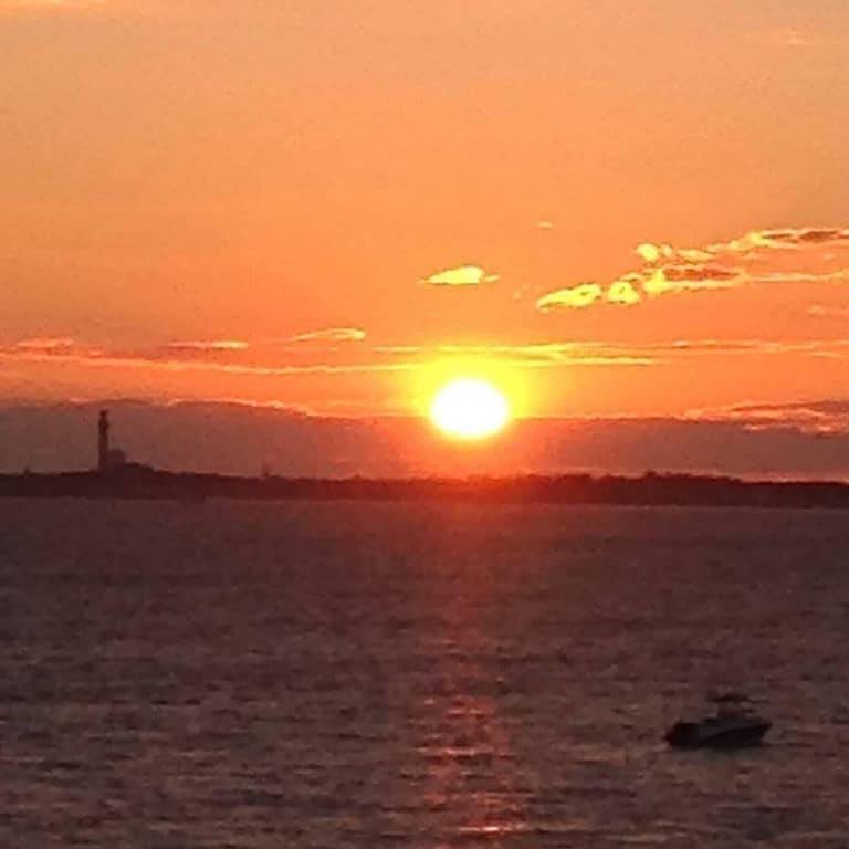 Beautiful freestanding cottage on the beach. Privacy and beautiful sunsets. in Truro (MA), Cape Cod