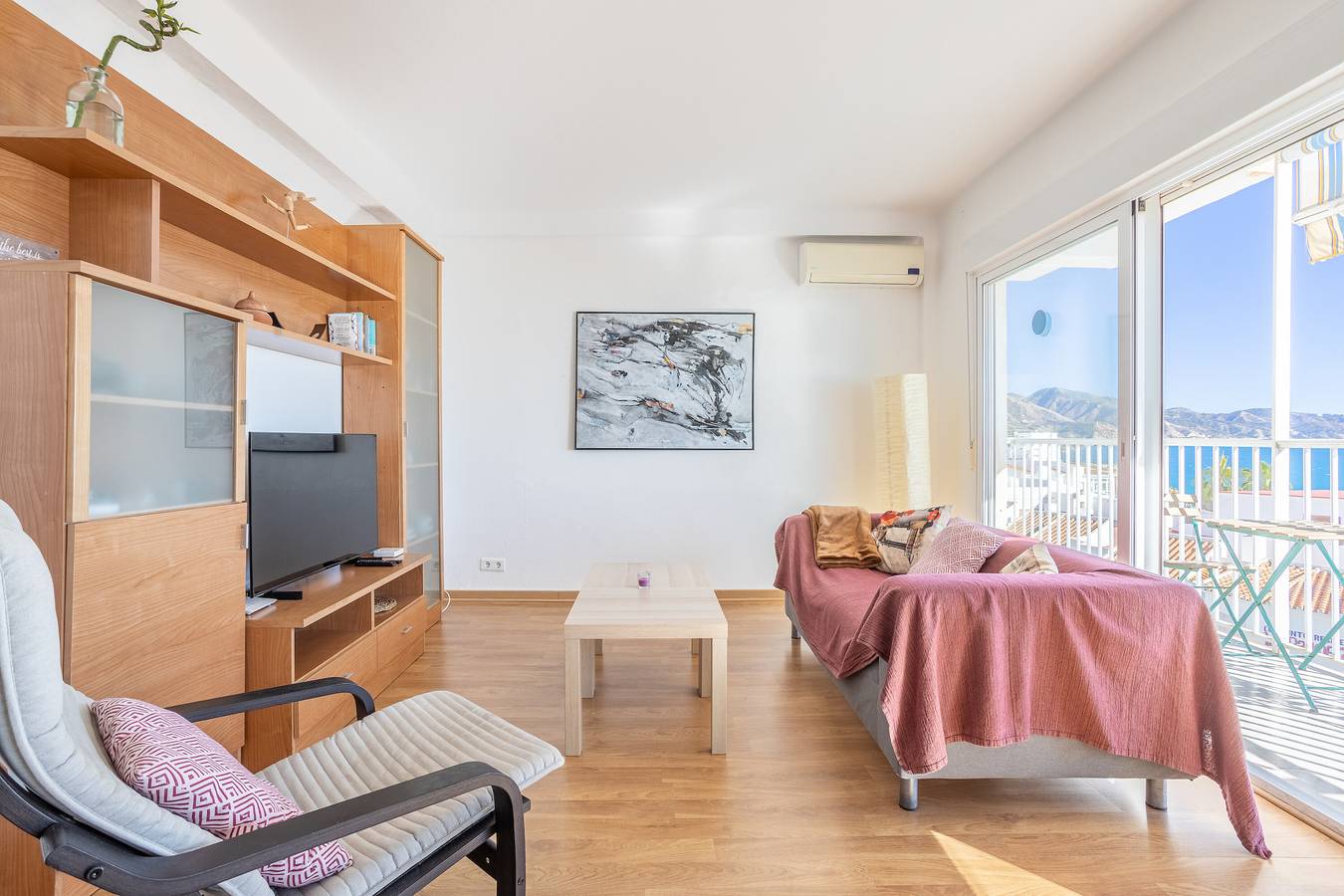 Ολόκληρο το διαμέρισμα, Apartment 'Sirena' with Sea View, Balcony & Wi-Fi in Nerja Centre, Nerja