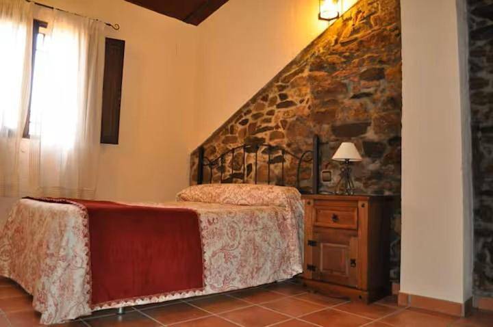Casa rural para 8 personas, con Balcón y Terraza además de Jardín y Piscina en Cardeña - 3