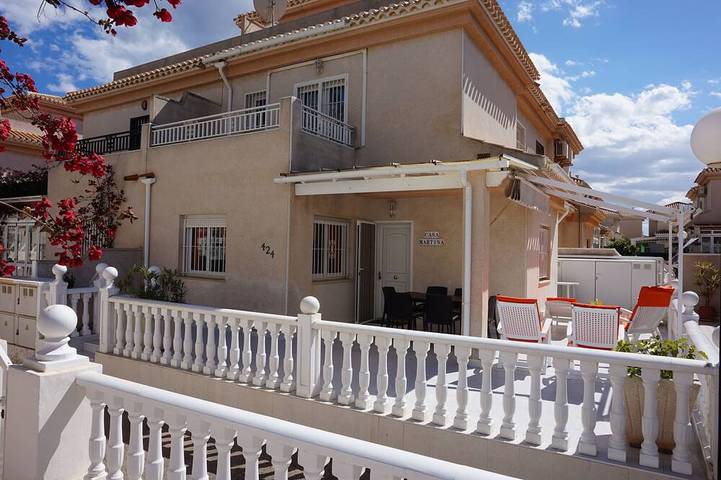 Location de vacances pour 6 personnes, avec balcon ainsi que jardin et piscine dans Playa Flamenca