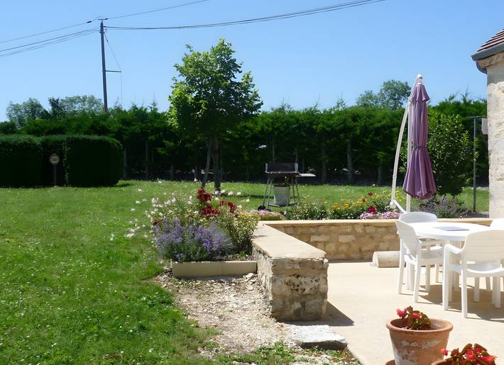Gîte La Maison de Lompech : terrasse privée et jardin privatif à Caniac du Causse in Caniac-du-Causse, Quercy
