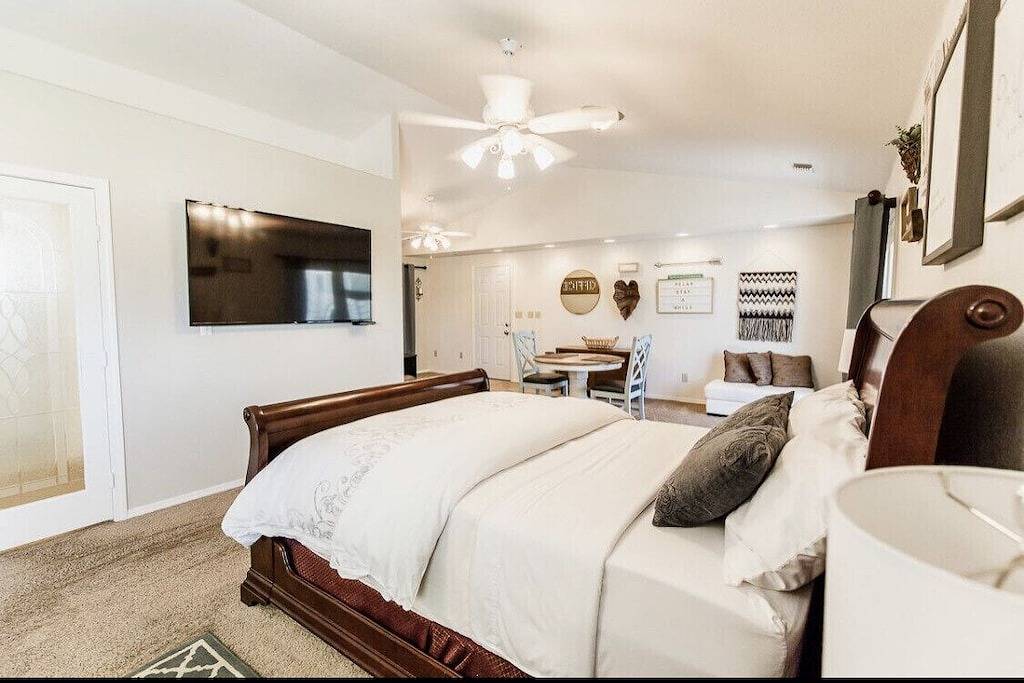 Ganze Wohnung, Huge Private Guest suite w/ jet tub in great neighborhood near attractions in Fresno, Fresno County