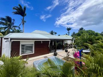 Villa pour 12 personnes, avec jacuzzi et jardin ainsi que terrasse et piscine en Guadeloupe