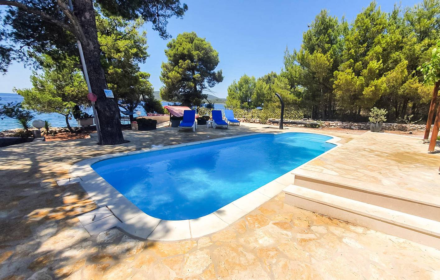 Gemütliche 2-Zimmer-Wohnung mit Meerblick, Pool und Terrasse – 2 km vom Strand entfernt in Milna, Brac