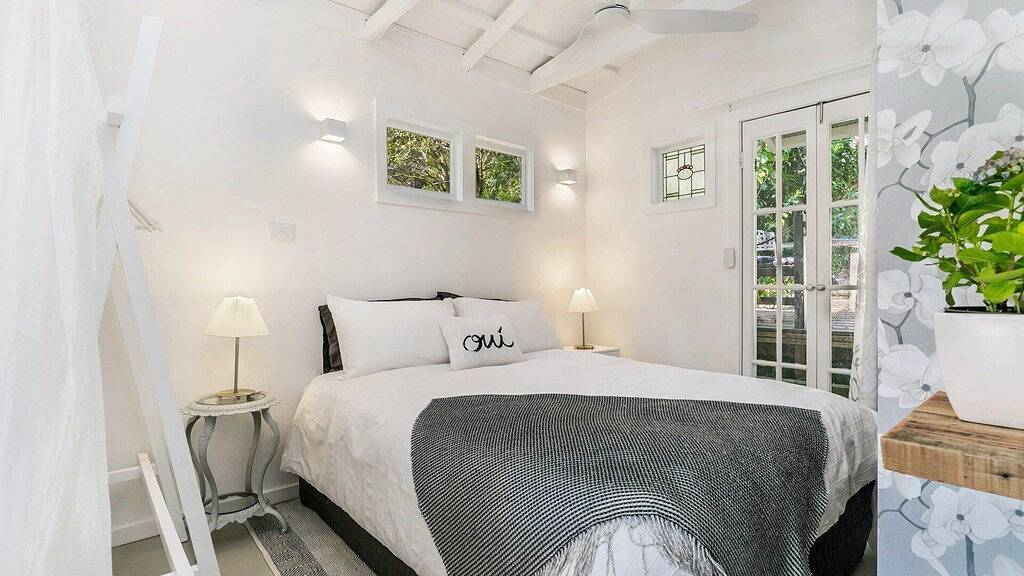 Die Pelikane nisten am schönen Strand in New South Wales