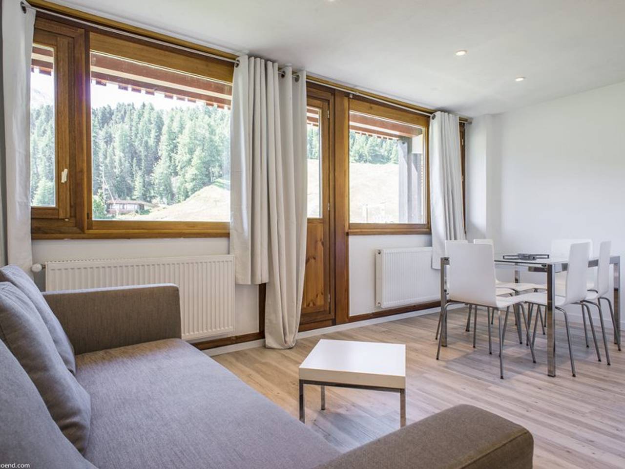 Appartement entier, Appartement rénové 6 pers, accès skis aux pieds, grand balcon sud in Plagne Centre, La Plagne-Tarentaise