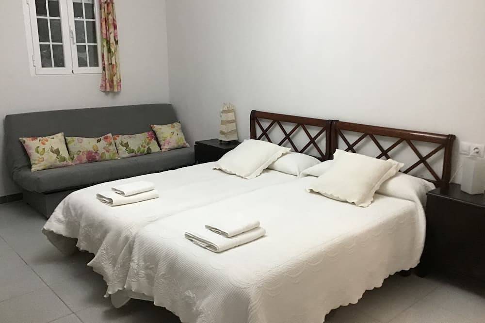 Rural House \"Entrepinos\". Ideal for family and groups. Private space with views in Santa Cruz de Pinares, Ávila Region