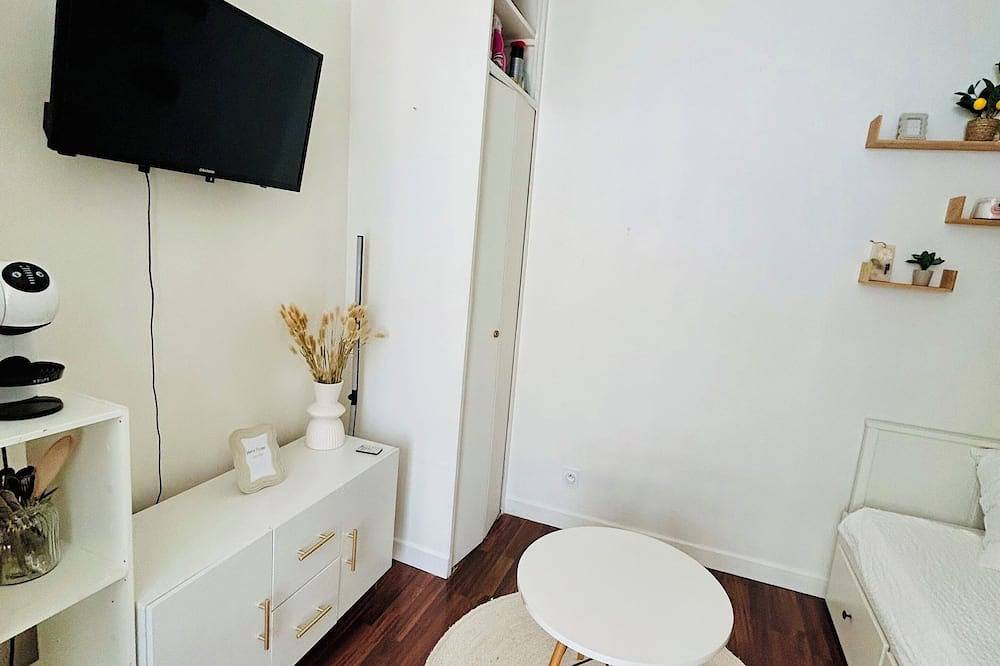 Entire apartment, Cosy studio with terrace at the foot of Paris in Levallois-Perret, Hauts-de-Seine