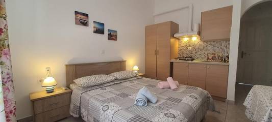 Gîte pour 2 personnes, avec terrasse et vue dans Egíali