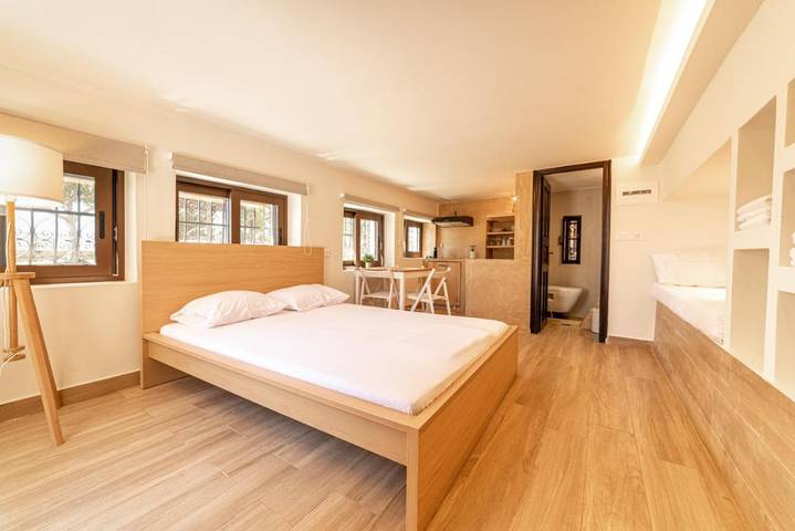 Maison d’hôte pour 3 personnes, avec vue et jardin dans Égine