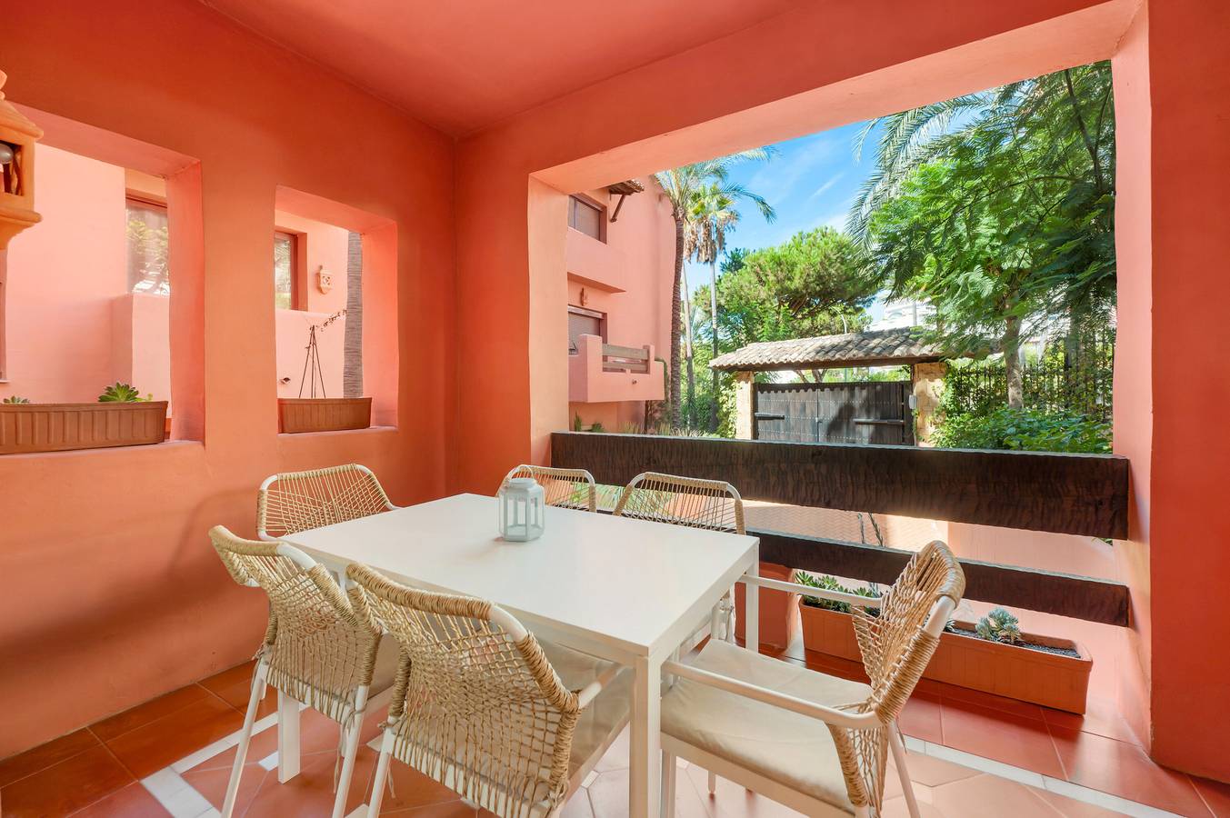 Apartamento inteiro, Apartamento 'Don Carlos Marbella Beach' com Piscina Partilhada, Wi-Fi e Ar Condicionado in Marbella Oriental, Marbella