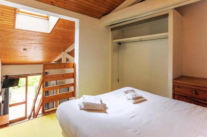 Parc de vacances pour 2 personnes, avec terrasse ainsi que jardin et piscine dans Plage des Estagnots - 3