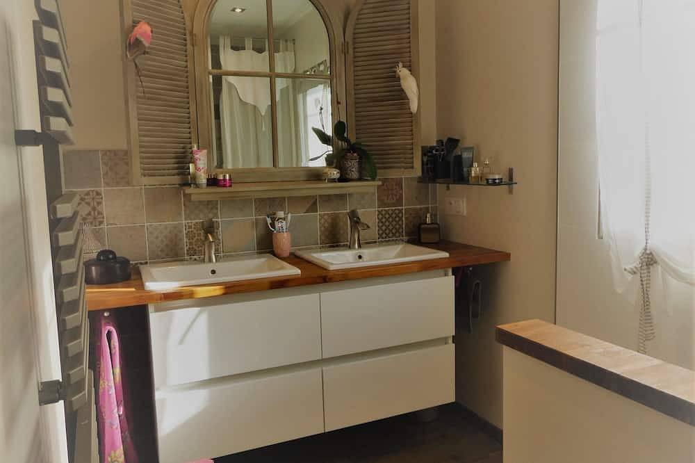 Charming residence with garden ideal for vacations with family or friends in Auray, Côte des Mégalithes