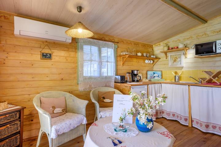 Chalet 'Les Iris' with private pool, shared terrace, and air conditioning in La Roquette-sur-Siagne, Mediterranean Coast (France)
