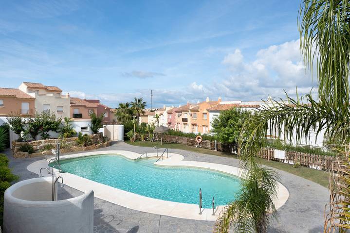 Casa de vacaciones 'Villa Miradores' con piscina compartida, Wi-Fi y aire acondicionado in Atlanterra, Tarifa