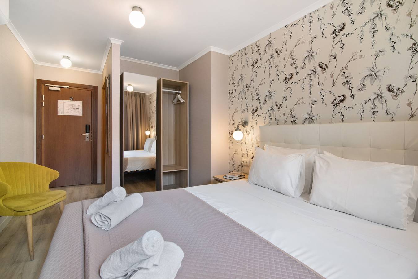 Zimmer 'Quarto Casal Standard 206' mit gemeinsamer Terrasse, Wlan und Klimaanlage in São Pedro, Faro