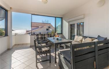 Ferienwohnung für 8 Personen, mit Terrasse und Garten in Pakostane