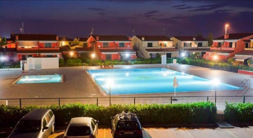 Bungalow für 4 Personen, mit Terrasse und Garten sowie Kinderpool und Pool