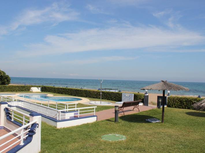 Apartamento entero, Apartamento acogedor en primera línea de playa en Denia con piscina comunitaria in El Palmar, Costa Blanca