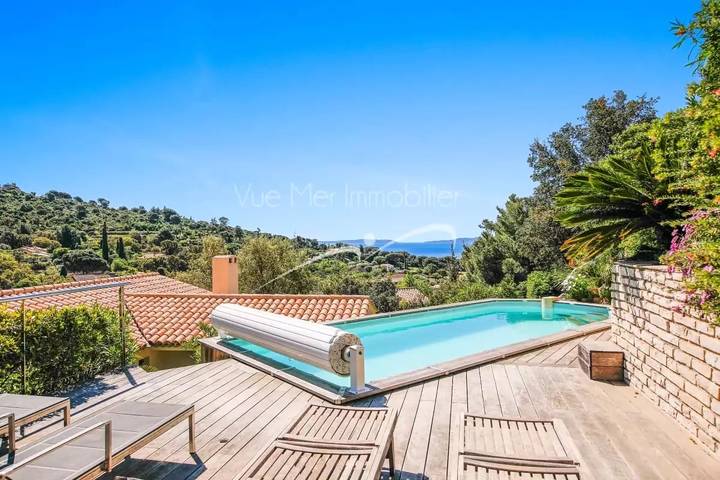 Villa pour 8 personnes, avec piscine ainsi que vue et jardin dans Le Lavandou