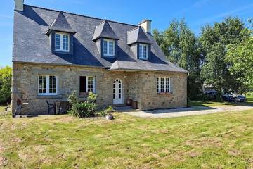 Gîte pour 5 personnes, avec jardin à Plouigneau