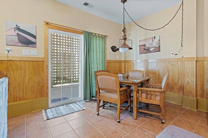 Vacation rental for 14 people, with balcony and hot tub as well as pool, with pets in Manteo