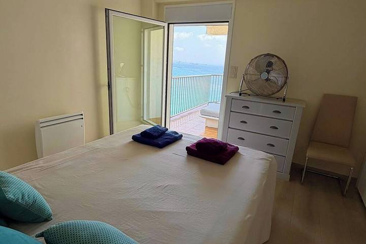 Entire apartment, Salou: Beautiful air-conditioned apartment with a 180° ocean view, direct beach access, Wi-Fi, and a garage in Salou, Costa Dorada